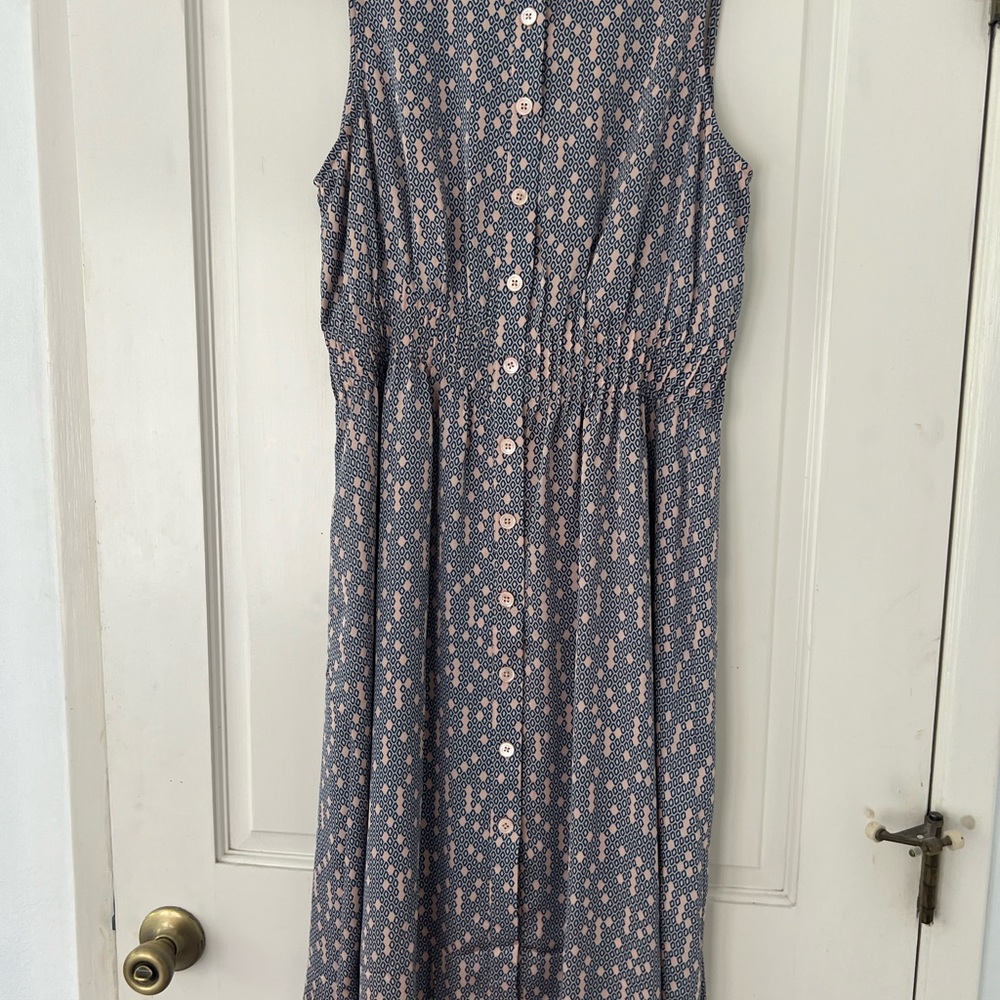EQUIPMENT Sleeveless dress. Button front, gathered waist. Sz 8. Never worn